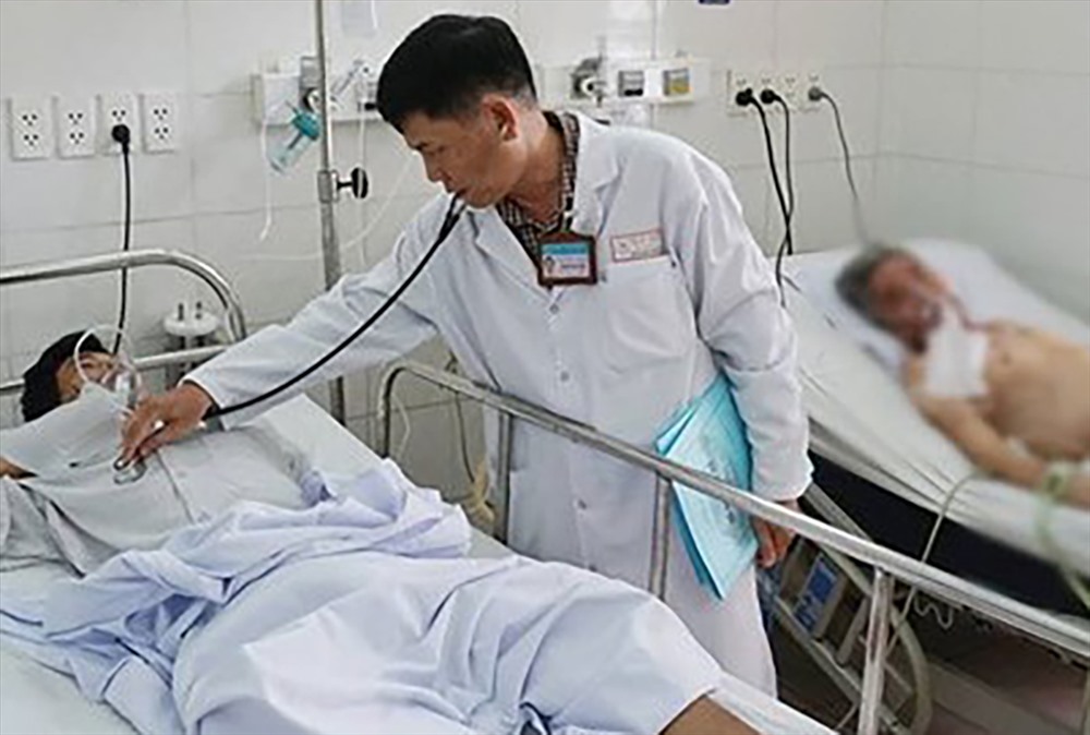 Một nạn nhân uống thuốc độc tự tử vì thua độ bóng đá đang được điều trị tại bệnh viện. Ảnh: T.S