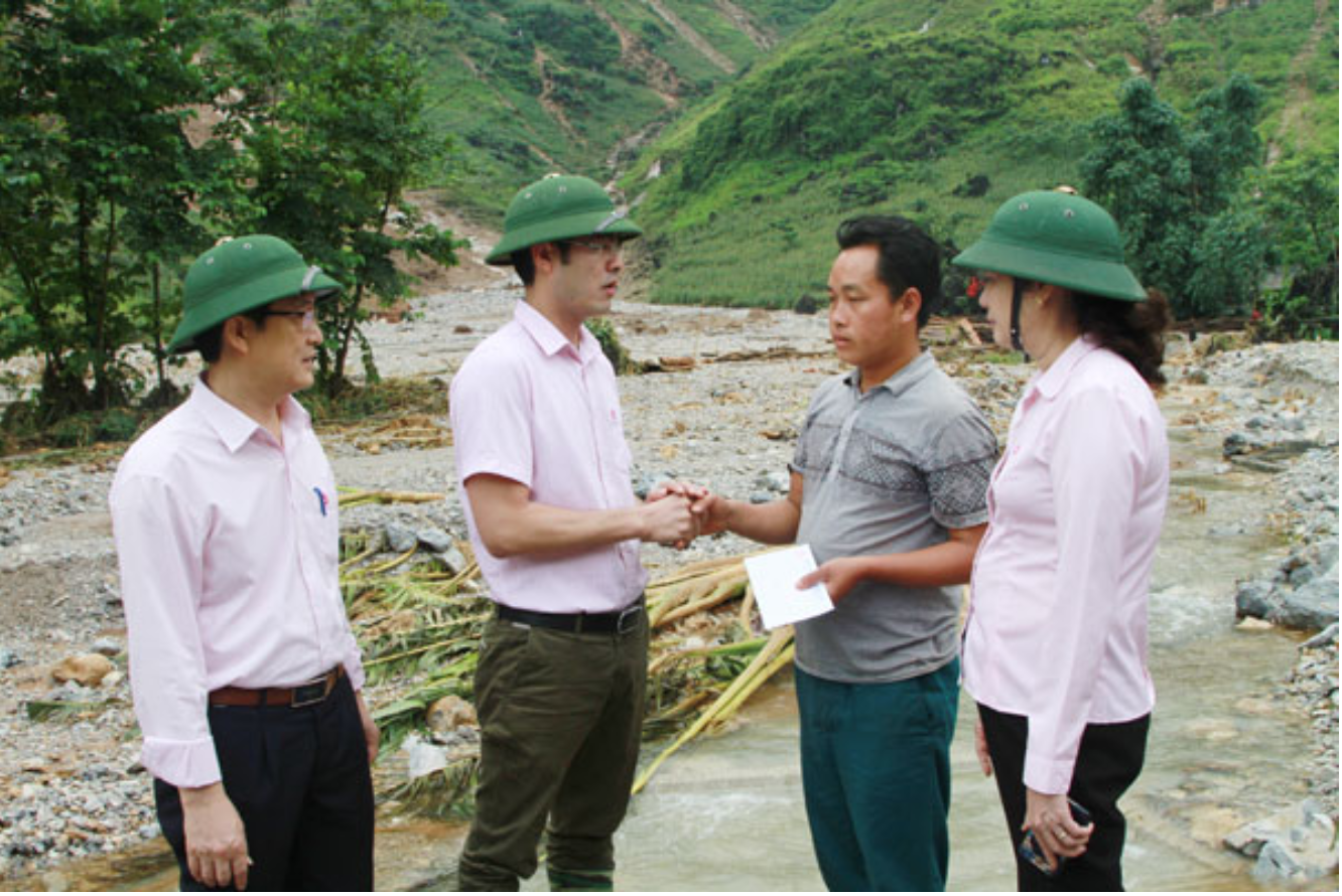 Nhiều hộ đồng bào DTTS tại vùng rốn lũ xã Lùng Tám, huyện Quản Bạ (Hà Giang) nhận quà từ NHCSXH
