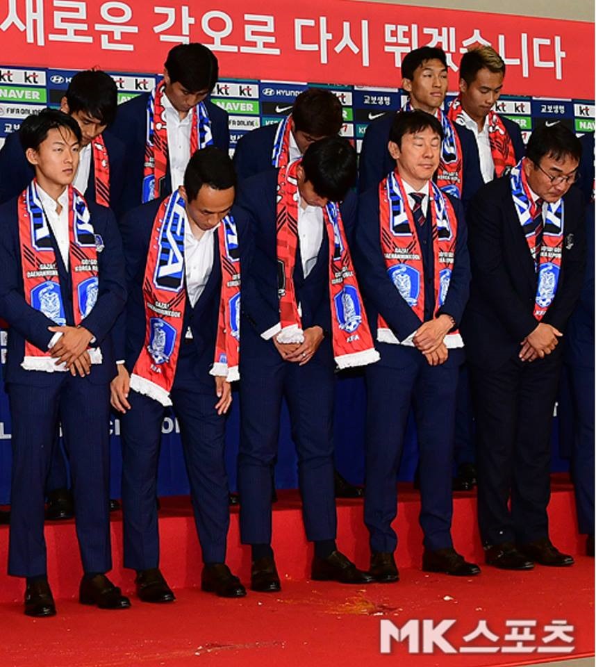 Các cầu thủ Hàn Quốc về nước bị một só CĐV phản đối bằng trứng thối. 