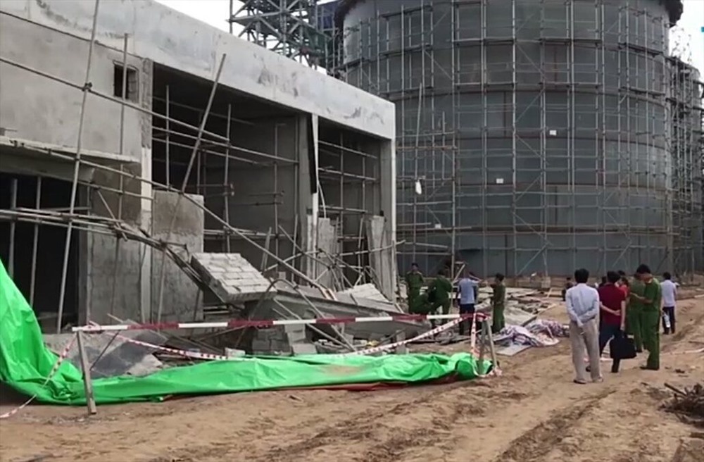 Phần công trình bị đổ sấp đè lên các công nhân đang thi công