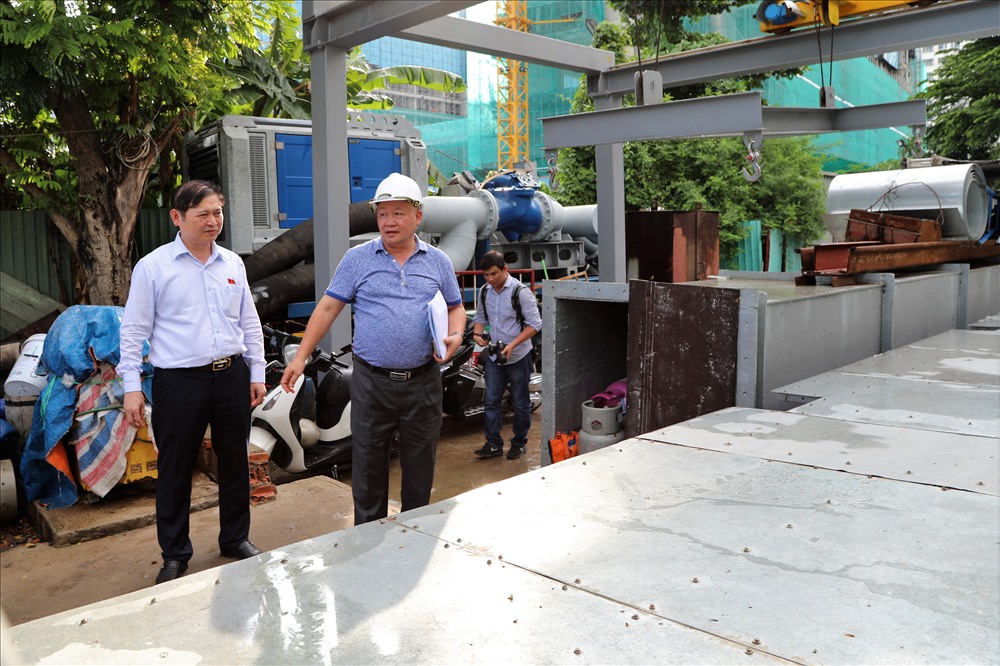 Khoảng 16h30, ông Phan Xuân Dũng Chủ nhiệm UB KH-CN&MT của Quốc hội đã đến thị sát công trình máy bơm chống ngập cho đường Nguyễn Hữu Cảnh. Ảnh: Trường Sơn