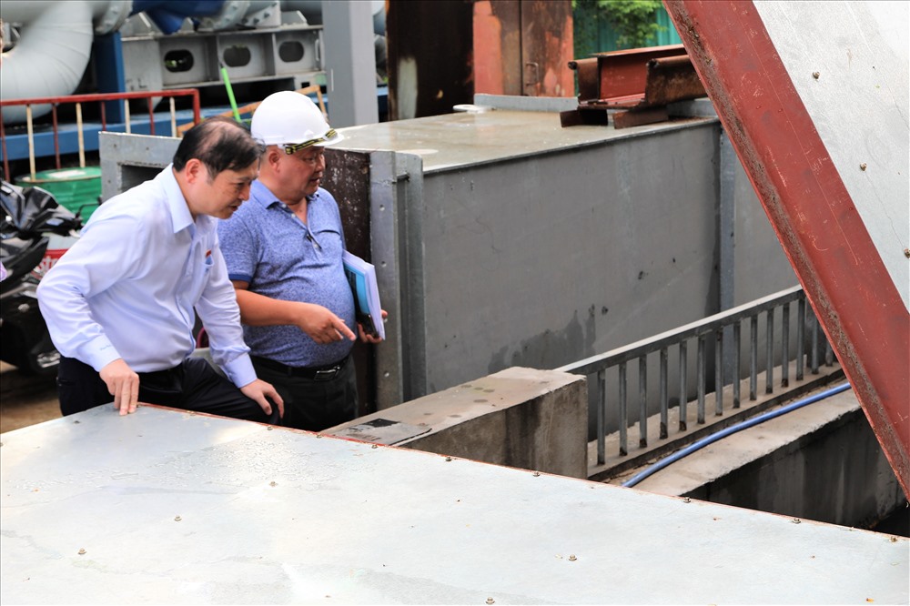 Tại đây, Tại đây, sau khi được nghe chủ đầu tư công trình là Cty CP Tập đoàn công nghiệp Quang Trung thuyết minh về nguyên lý hoạt động của hệ thống bơm thông minh, những thuận lợi, khó khăn… ông Phan Xuân Dũng đã có lời động viên, khích lệ tinh thần dám nghĩ, dám làm của chủ đầu tư. Ảnh: Trường Sơn