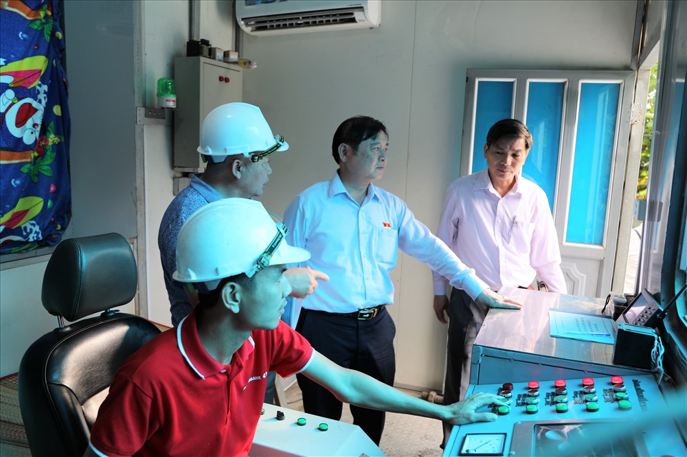 Để mục sở thị hoạt động của hệ thống bơm thông minh, ông Phan Xuân Dũng đã tận mắt chứng kiến hoạt động của chiếc máy bơm. Ảnh: Trường Sơn