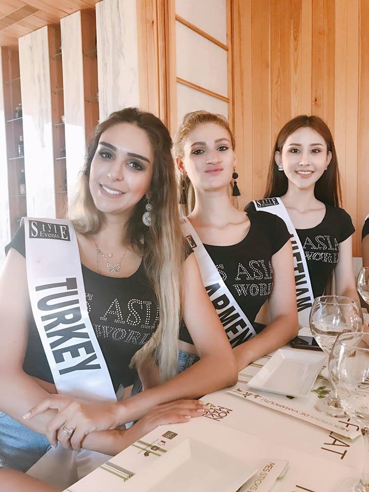 Chi Nguyễn cùng các thí sinh