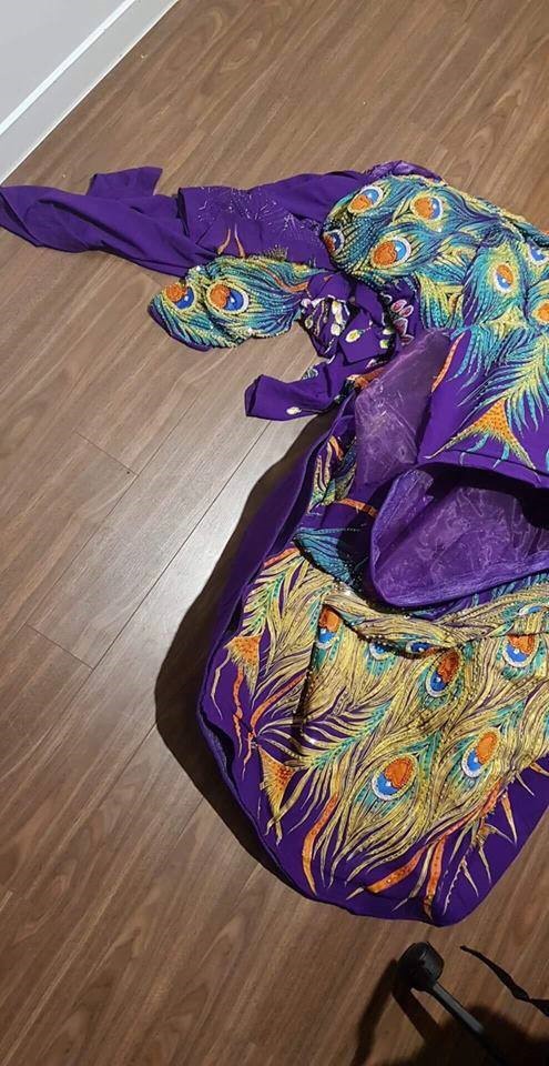 Bộ quốc phục bị cắt nát không thể mặc được