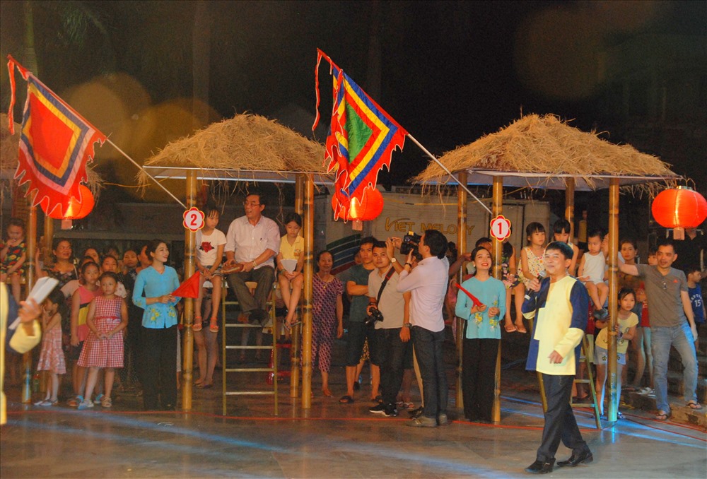 Lãnh đạo tỉnh Quảng Trị tham gia trò chơi bài chòi. Ảnh: TT.