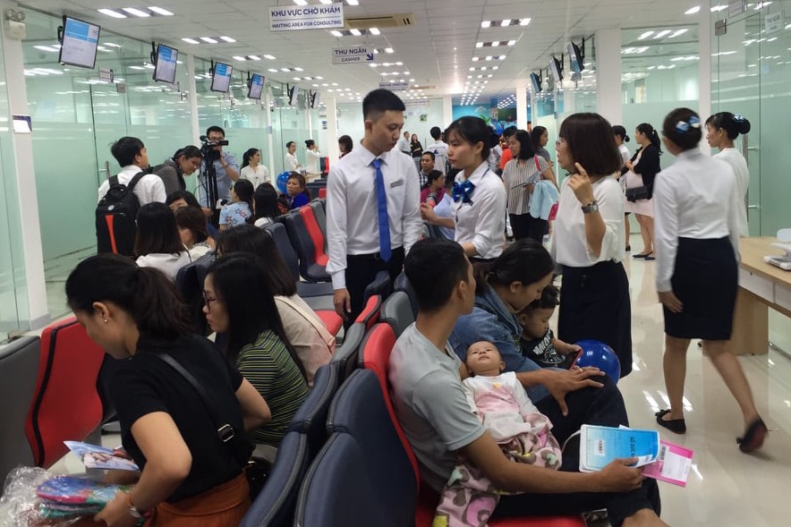 Rất ít bệnh nhân, người thân có mặt tại phòng chờ khám bệnh đeo khẩu trang. Ảnh: K.Đ