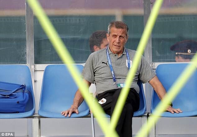 HLV Oscar Tabarez sắp bước vào trận đấu khó khăn nhất từ đầu giải. Ảnh: Reuters.