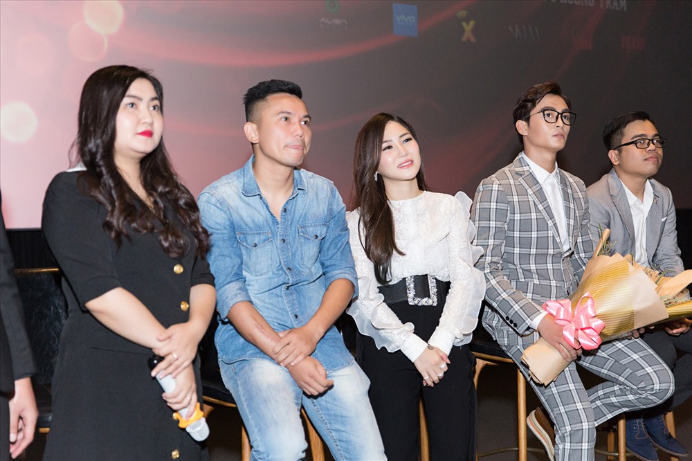 Tú Dưa, Hương Tràm và ê-kíp thực hiện MV.