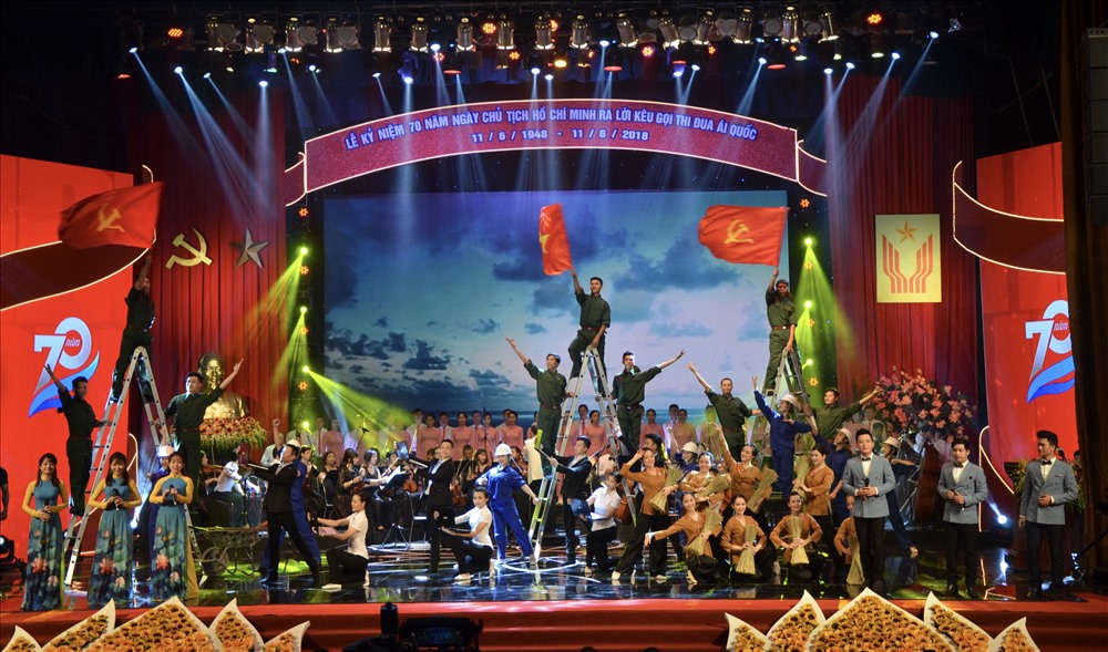 Chương trình văn nghệ đặc biệt chào mừng “Màn sử thi về truyền thống 70 năm phong trào thi đua ái quốc“. Ảnh: HN