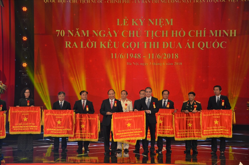 Thủ tướng Chính phủ Nguyễn Xuân Phúc trao cờ thi đua cho các đơn vị có thành tích xuất sắc trong phong trào thi đua năm 2017. Ảnh: HN