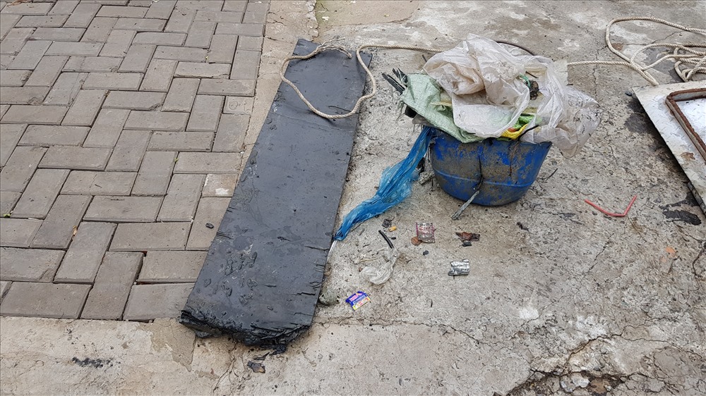Miếng gỗ dài 1,3m được phát hiện dưới hồ thu nước ngay sát họng máy bơm vào ngày 2.6 vừa qua. Ảnh: Trường Sơn