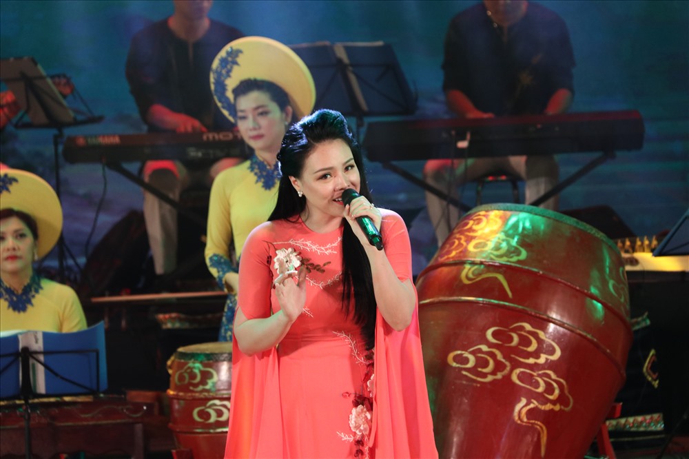 Chủ đề của đêm Gala: “Những bông hoa núi“. Ca sĩ Thụy Miên là đại diện cho miền Bắc. Ảnh: BTC