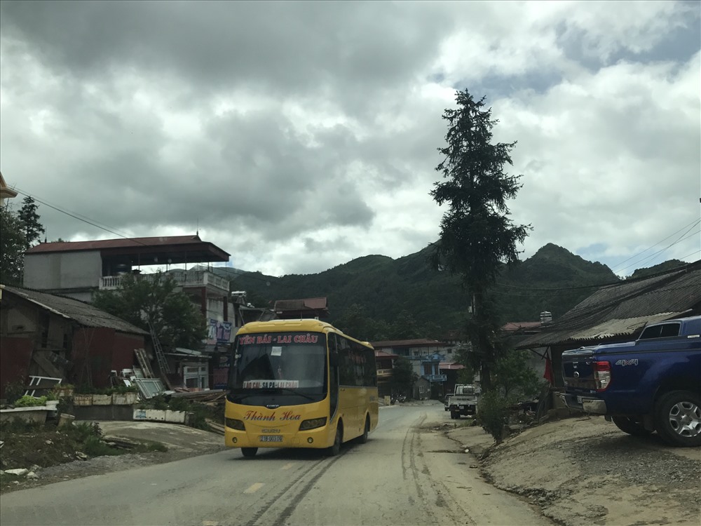 Tuy nhiên khi qua đều Ô Quý Hồ sang phần đất Sa Pa (Lào Cai) thì trời khô ráo, không có hạt mưa nào.