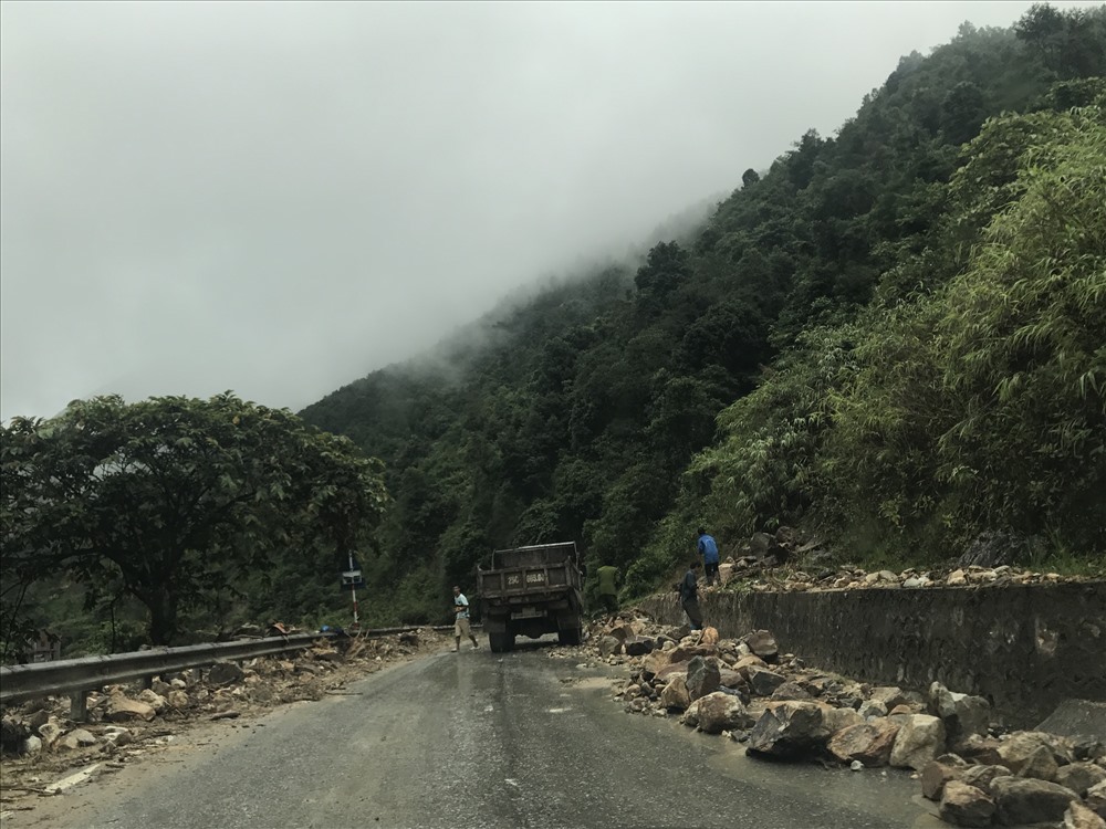 Bên đường những tảng đá bị lũ cuốn lăn xuống chắn quốc lộ này được “xếp gọn” sang hai bên.