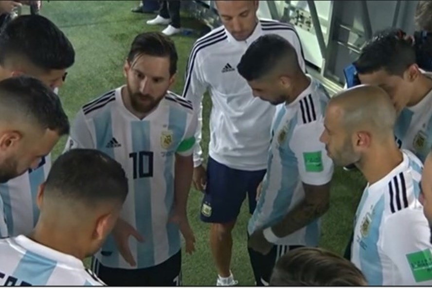 Messi dặn dò đồng đội trong đường hầm.
