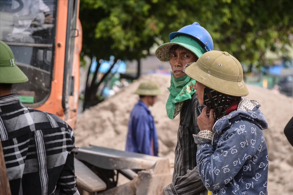 Trong đợt nắng nóng kéo dài này, nhiệt độ cao nhất ở các tỉnh Đồng Bằng Bắc Bộ (trong đó có Hà Nội) phổ biến 37-39 độ C; nhiệt độ cao nhất ở các tỉnh Trung Bộ phổ biến 38-40 độ C.