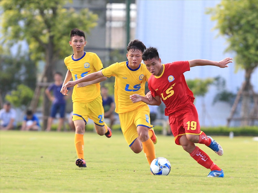 Viettel (áo đỏ) không amays khó khăn để đánh bại SLNA tỉ sô 3-0 để qua đó giành ngôi đầu bảng B với 3 trận toàn thắng.
