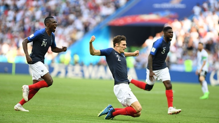 Pavard gỡ hòa 2-2 bằng một siêu phẩm