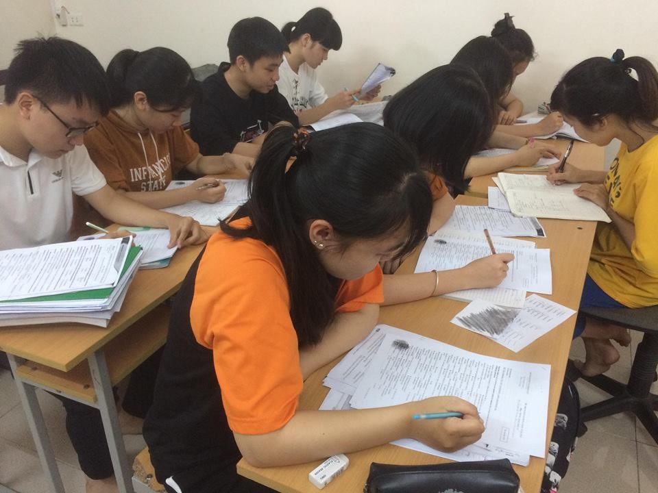 Các sĩ tử luyện thi.