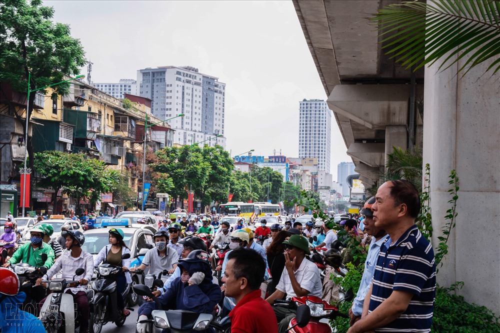Ở ngoài cổng điểm thi trên đường Nguyễn Trãi, hàng nghìn phụ huynh đứng đợi con khiến hướng đi từ gần Ngã Tư Sở đến ngã tư Nguyễn Trãi - Khuất Duy Tiến ùn tắc kéo dài.