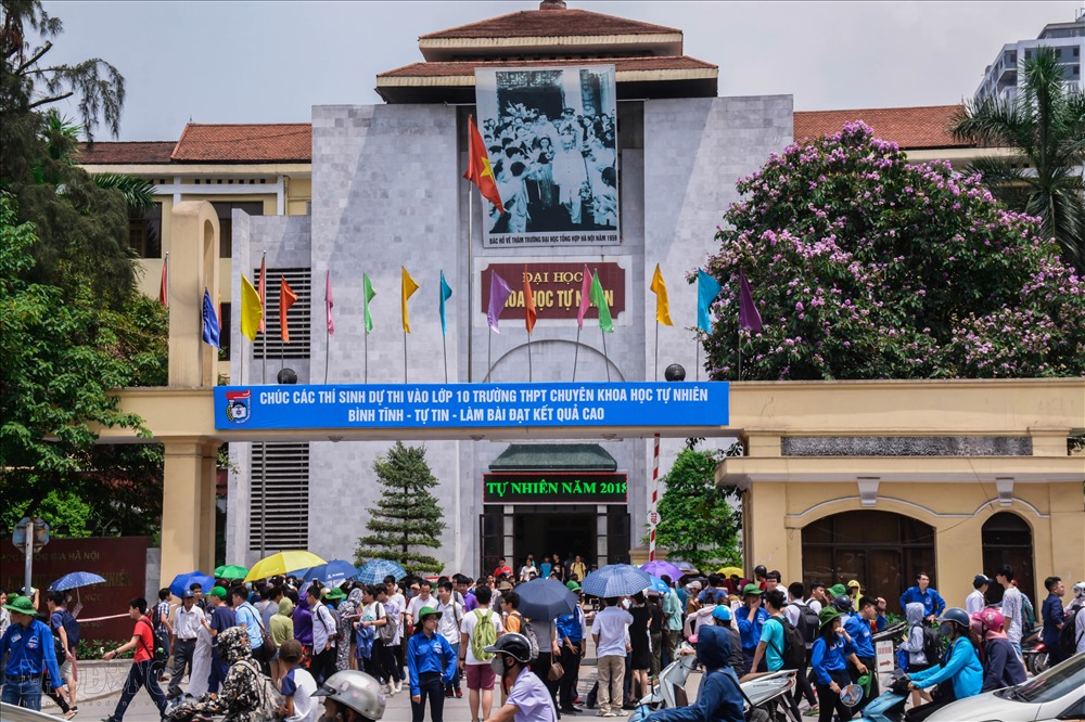 Trường THPT chuyên Khoa học tự nhiên có hơn 3.230 thí sinh đăng ký dự thi vào lớp 10 năm học 2018-2019. Với chỉ tiêu tuyển 450, mỗi thí sinh phải chọi với hơn 7 bạn để giành suất vào trường.