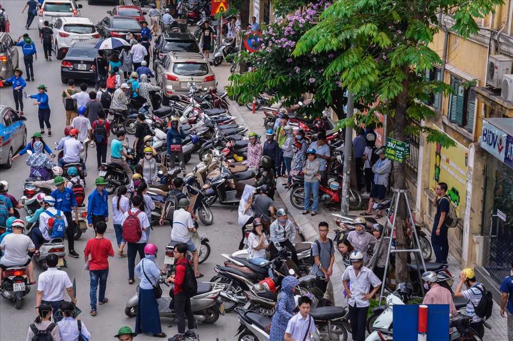 Anh Chiến (Sóc Sơn) chia sẻ: “Tôi đưa em đi từ Sóc Sơn lên thi, hôm qua đường tắc nghẽn cục bộ. Ngày hôm nay thi môn chuyên nên ít tắc hơn rồi. Nhưng nhiều người dừng đỗ xe thiếu ý thức quá nên cũng không cải thiện là mấy. Vì tắc quá nên hai anh em ngồi quán nước chờ hết tắc mới đi tiếp.”