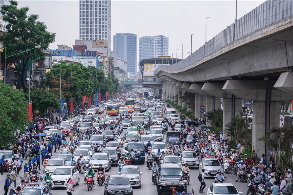 Nhiều thí sinh lách qua dòng xe ùn tắc để tìm phụ huynh.