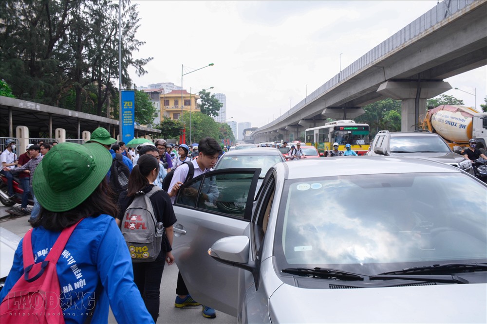 Phụ huynh đỗ xe đón con ngay tại cổng khiến tình trạng ùn tắc trở nên trầm trọng hơn.