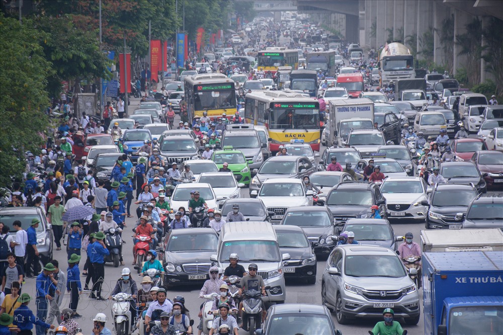 Tình trạng ùn ứ giao thông vẫn xảy ra trong ngày thứ 2 diễn ra kỳ thi vào 10 trường THPT chuyên Khoa học tự nhiên (Đại học Khoa học tự nhiên - Đại học Quốc gia Hà Nội). Hơn 50 tình nguyện viên được điều động tham gia hỗ trợ thí sinh.