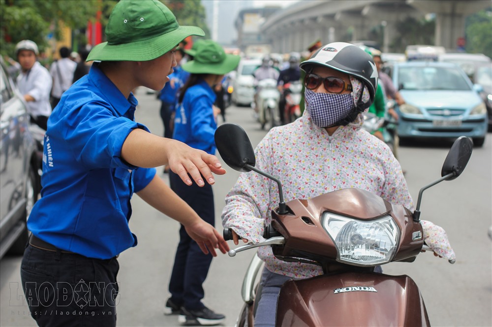 Tình nguyện viên nhắc phụ huynh học sinh không dừng đỗ trước khu vực cổng trường.