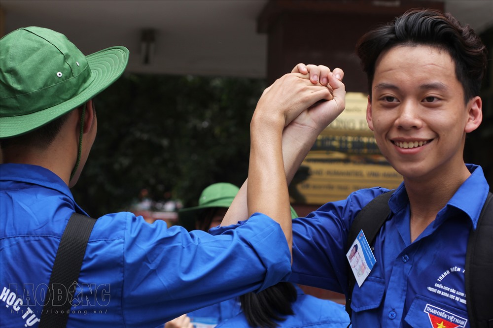 Kết thúc mỗi buổi hỗ trợ thí sinh, các tình nguyện viên không quên động viên nhau làm tốt hơn nữa trong buổi thi tiếp theo.