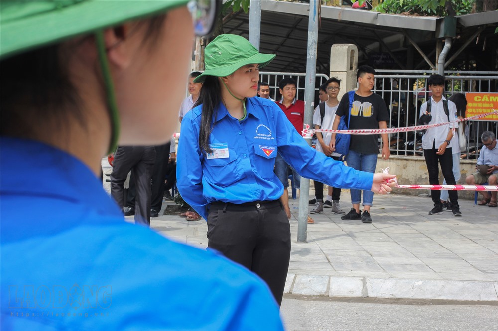 Mỗi thành viên đều rất tập trung trong công việc, đảm bảo hỗ trợ thí sinh tham gia kỳ thi thuận lợi nhất.