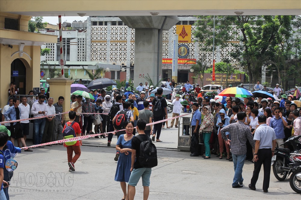 Phụ huynh các thí sinh tập trung kín trước cổng trường đại học Khoa học tự nhiên để đón con.