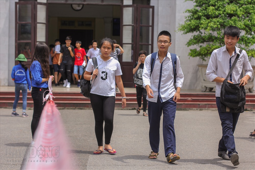 Khu vực trước cổng trường được các tình nguyện viên bố trí các đoạn dây để các thí sinh di chuyển thuận tiện hơn.