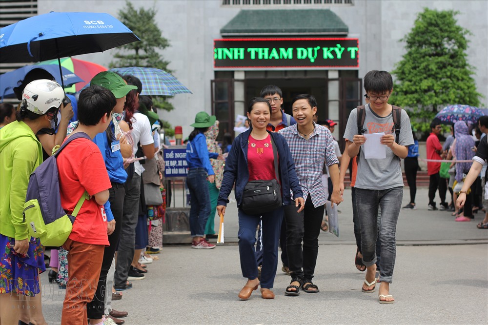 Chỉ đến khi những thí sinh cuối cùng bước ra khỏi khu vực thi thi các tình nguyện viên mới tạm dừng công việc.