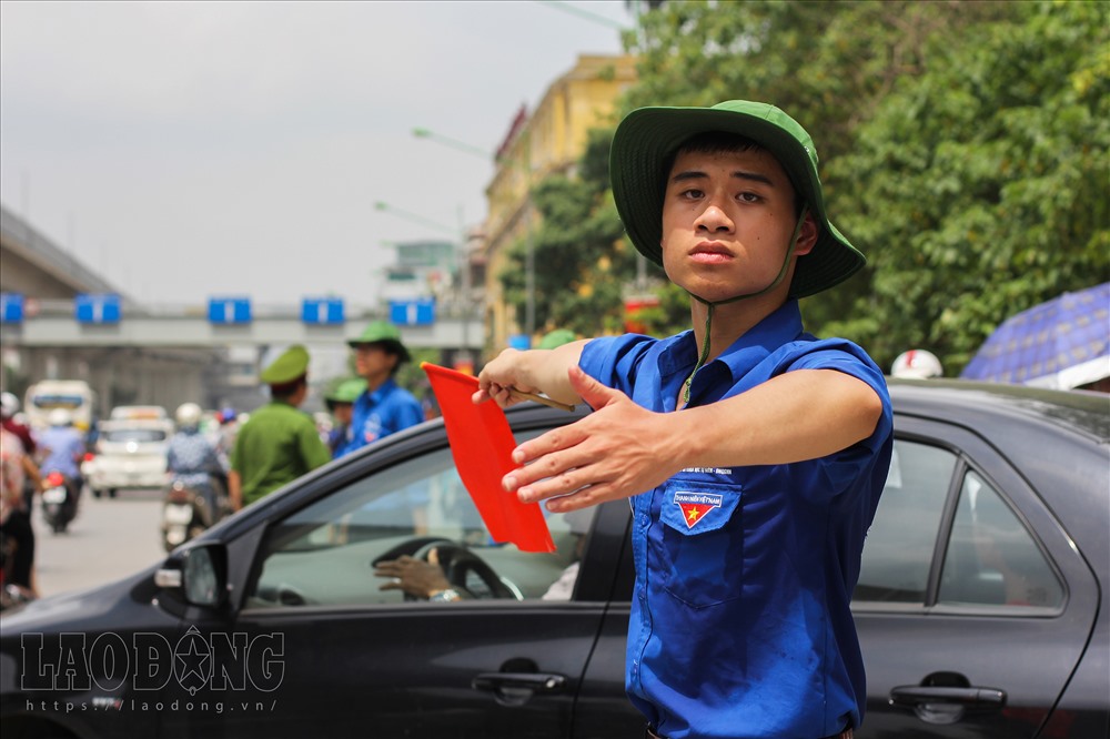 “Chúng mình di chuyển ra khu vực thi từ 5h30 sáng để làm các công việc hỗ trợ thí sinh và người nhà. Hôm nay là ngày thi các môn chuyên nên số lượng thí sinh ít nên công việc cũng đỡ vất vả.