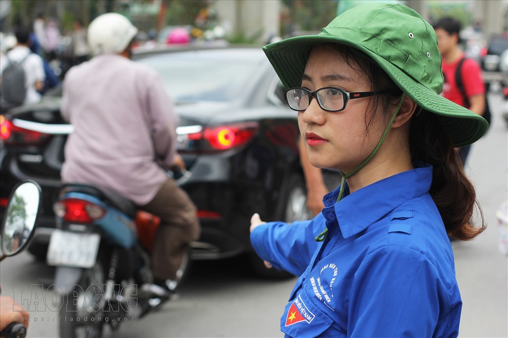 “Tình nguyện viên trong đợt này hầu hết là các bạn học sinh đang theo học tại THPT chuyên Đại học khoa học tự nhiên. Dù vất vả nhưng tình thần làm việc của các bạn rất cao, hoàn thành tốt các công việc hỗ trợ thí sinh và người nhà” thầy Trần Quốc Tự Kiều, phó Bí thư trường Đại học Khoa học tự nhiên chia sẻ.