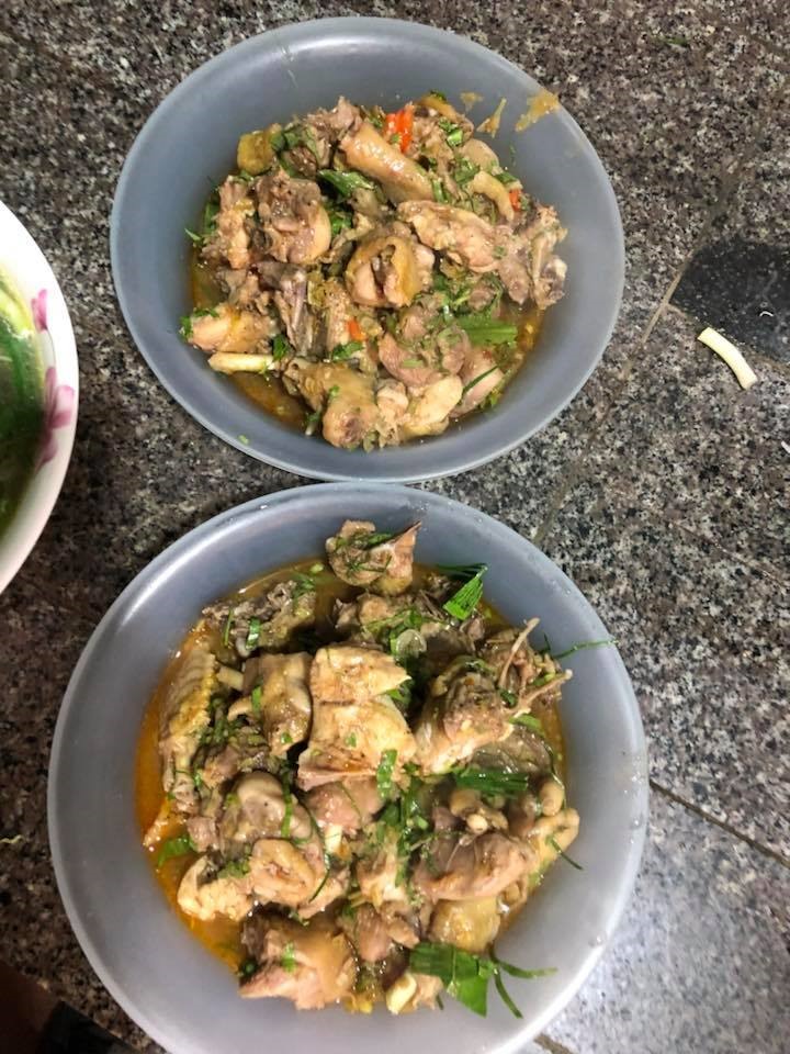 Gà kho với nén và lá chanh.