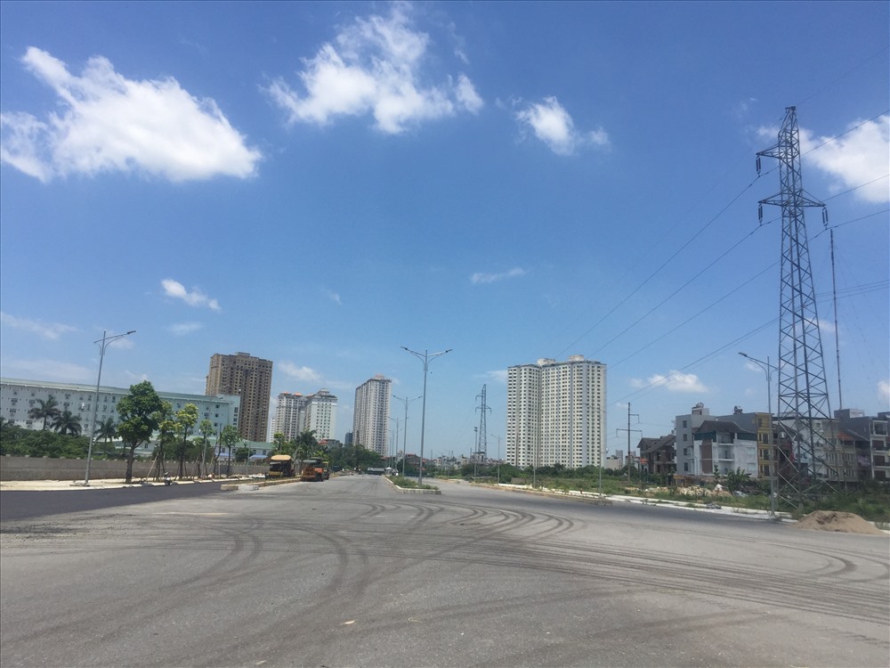 Đường có mặt cắt ngang rộng 50m, gồm hai lòng xe chạy chính, hai lòng đường gom, hai dải phân cách, trong đó dải phân cách trung tâm rộng hơn một mét.