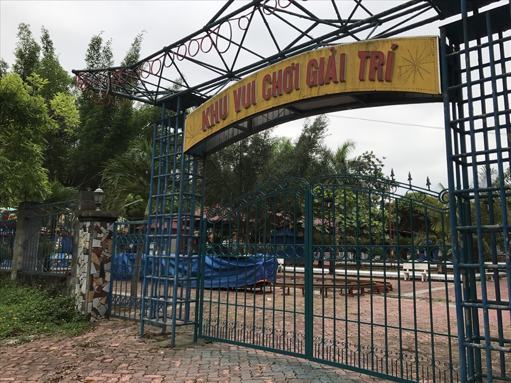Trong khi nhà hàng, quán cà phê hoành tráng trong khuôn viên công viên Nhạc Sơn thì nơi vui chơi giải trí cho trẻ em tiêu điều, phủ bạt nhiều trò chơi.