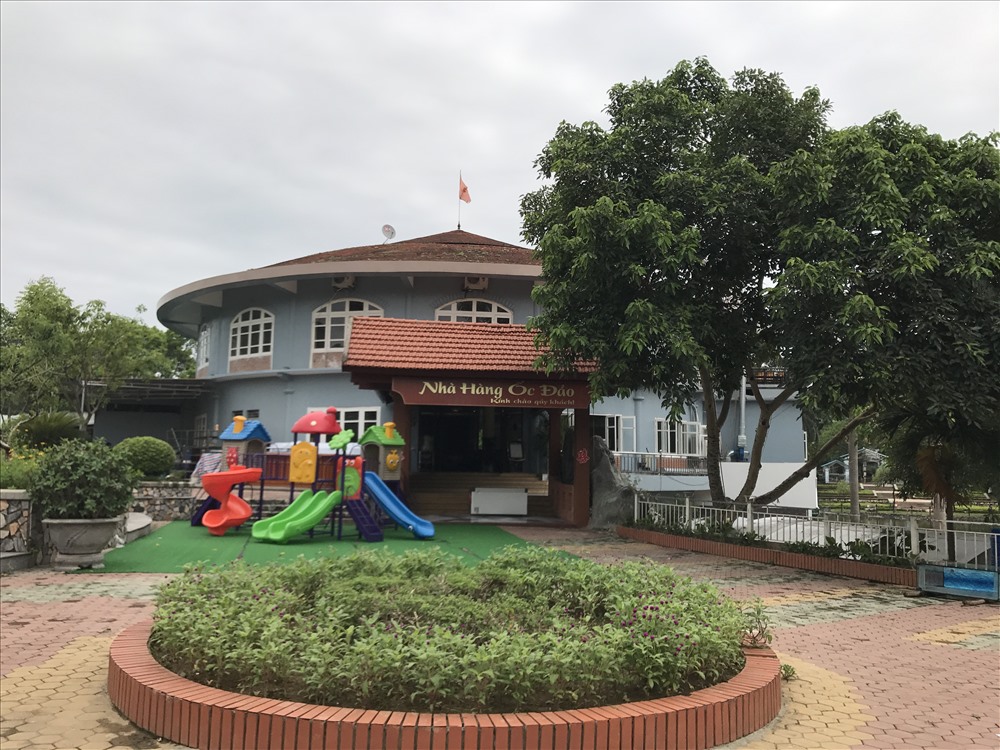 Một góc nhà hàng ốc đảo trong công viên.