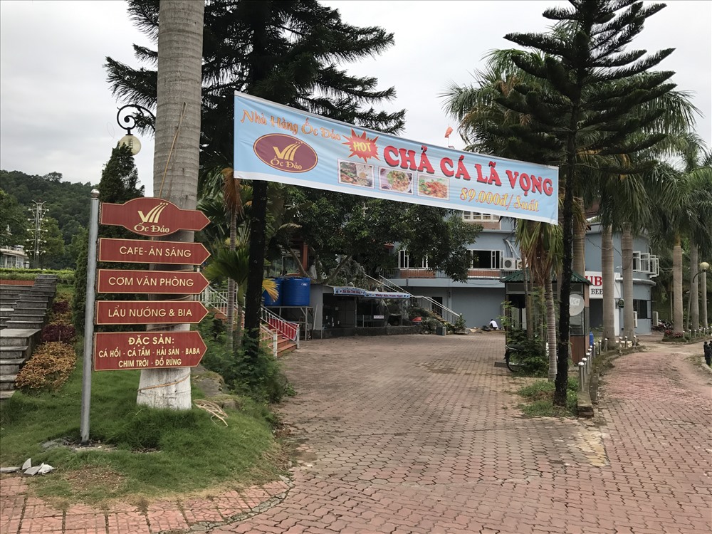 Quảng cáo nhà hàng trong công viên Nhạc Sơn.