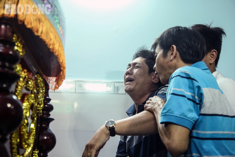 Bố của N gào khóc ôm linh cưu của con.