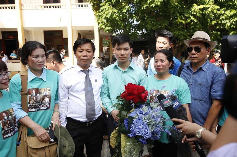 Một màu xanh tại ngày tuyên án sơ thẩm vụ tai biến chạy thận - ảnh 9 Một màu xanh tại ngày tuyên án sơ thẩm vụ tai biến chạy thận - ảnh 9