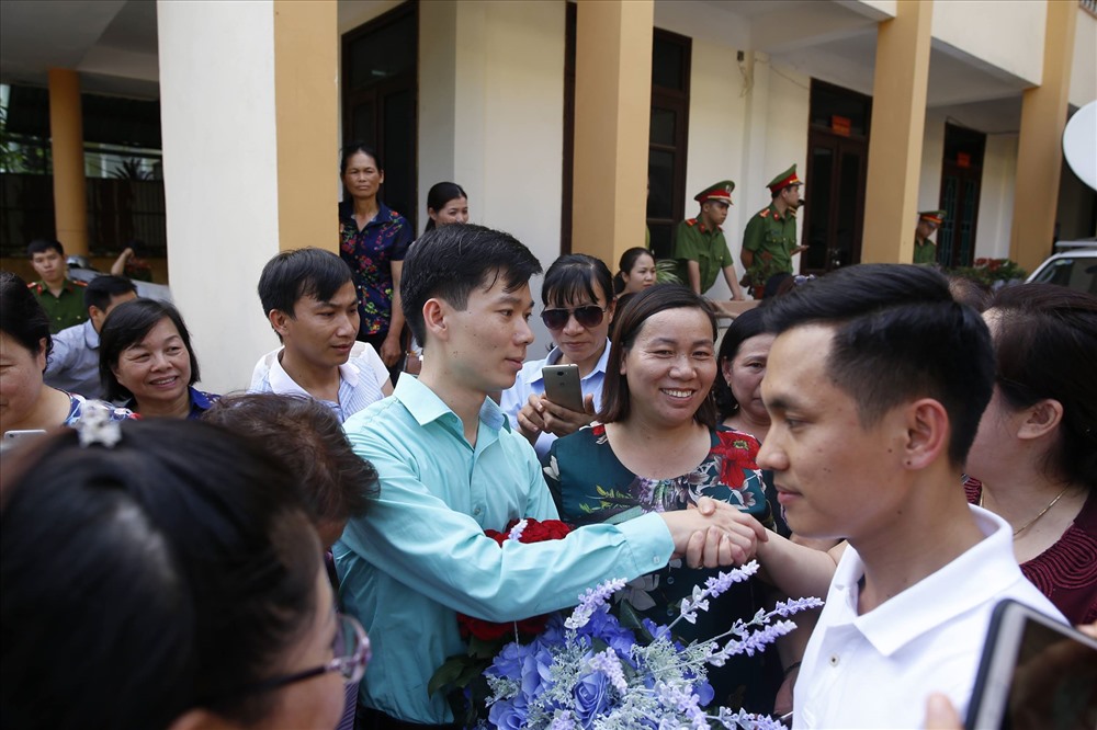Một màu xanh tại ngày tuyên án sơ thẩm vụ tai biến chạy thận - ảnh 11 Một màu xanh tại ngày tuyên án sơ thẩm vụ tai biến chạy thận - ảnh 11