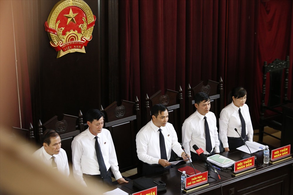 Một màu xanh tại ngày tuyên án sơ thẩm vụ tai biến chạy thận - ảnh 5 Một màu xanh tại ngày tuyên án sơ thẩm vụ tai biến chạy thận - ảnh 5