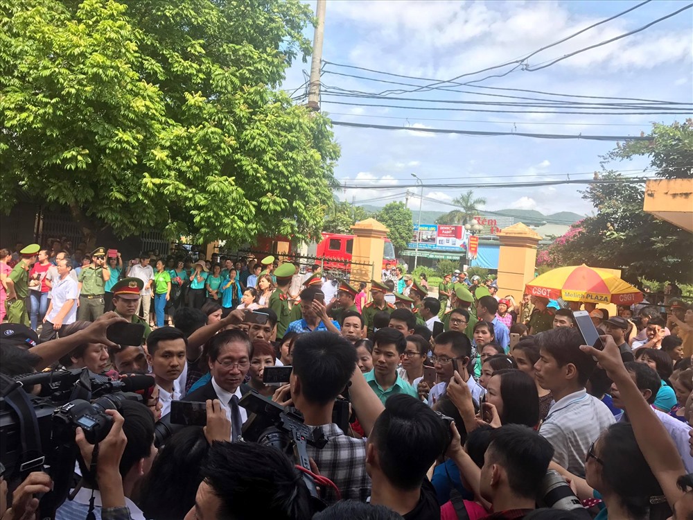 Một màu xanh tại ngày tuyên án sơ thẩm vụ tai biến chạy thận - ảnh 12 Một màu xanh tại ngày tuyên án sơ thẩm vụ tai biến chạy thận - ảnh 12