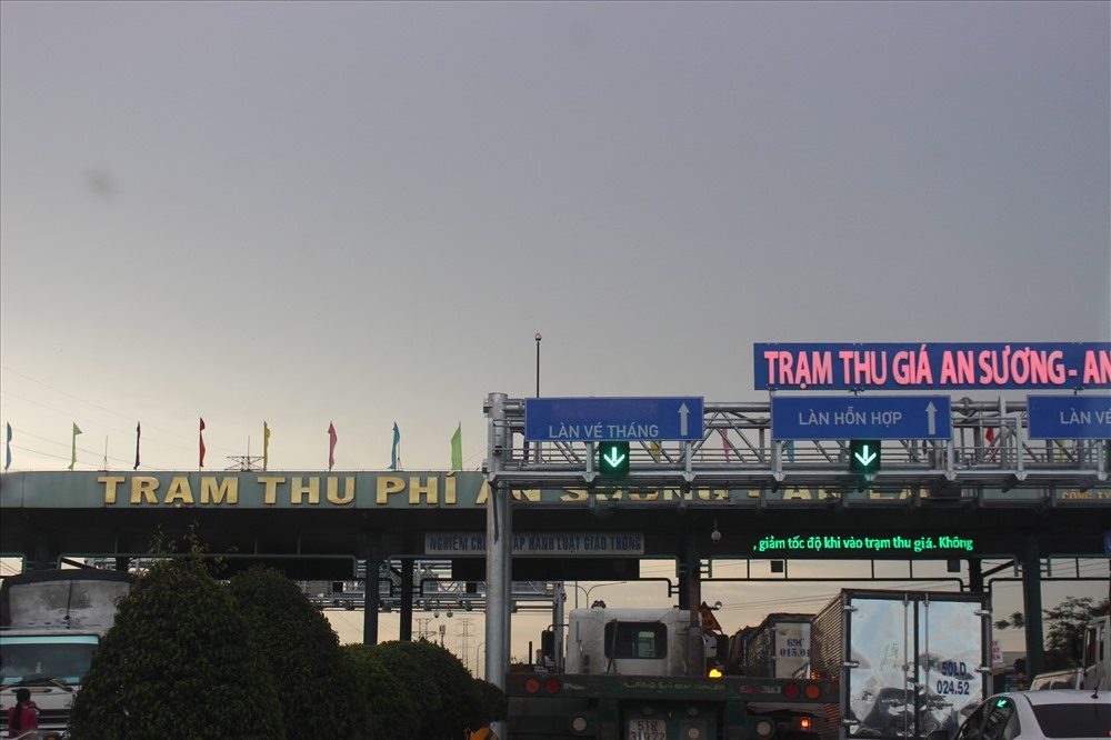 BOT An Sương - An Lạc (QL1, địa phận TP.HCM) tuy có gắn thêm biển “Trạm thu giá“, nhưng vẫn giữ biển cũ “Trạm thu phí“.