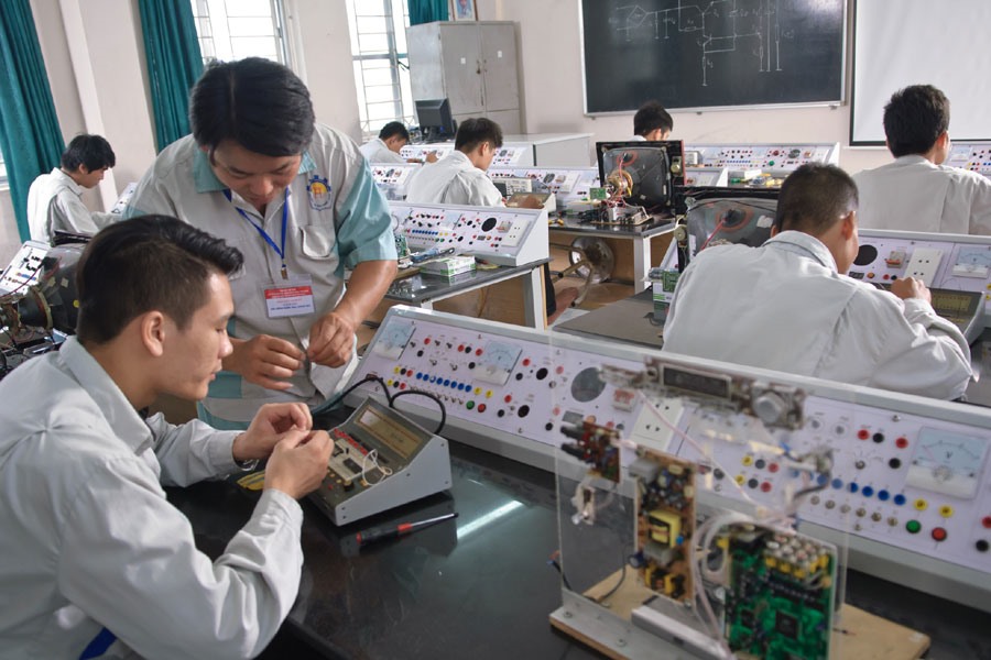 Học sinh Trường Cao đẳng nghề Công nghiệp Hà Nội trong giờ thực hành. Ảnh: HẢI NGUYỄN